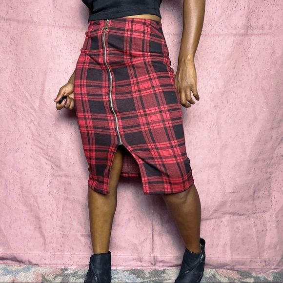 amp Dresses & Skirts - Zip up plaid skirt. Red and black.  Size small. Stretchy! ❤️🖤❤️ available now!!